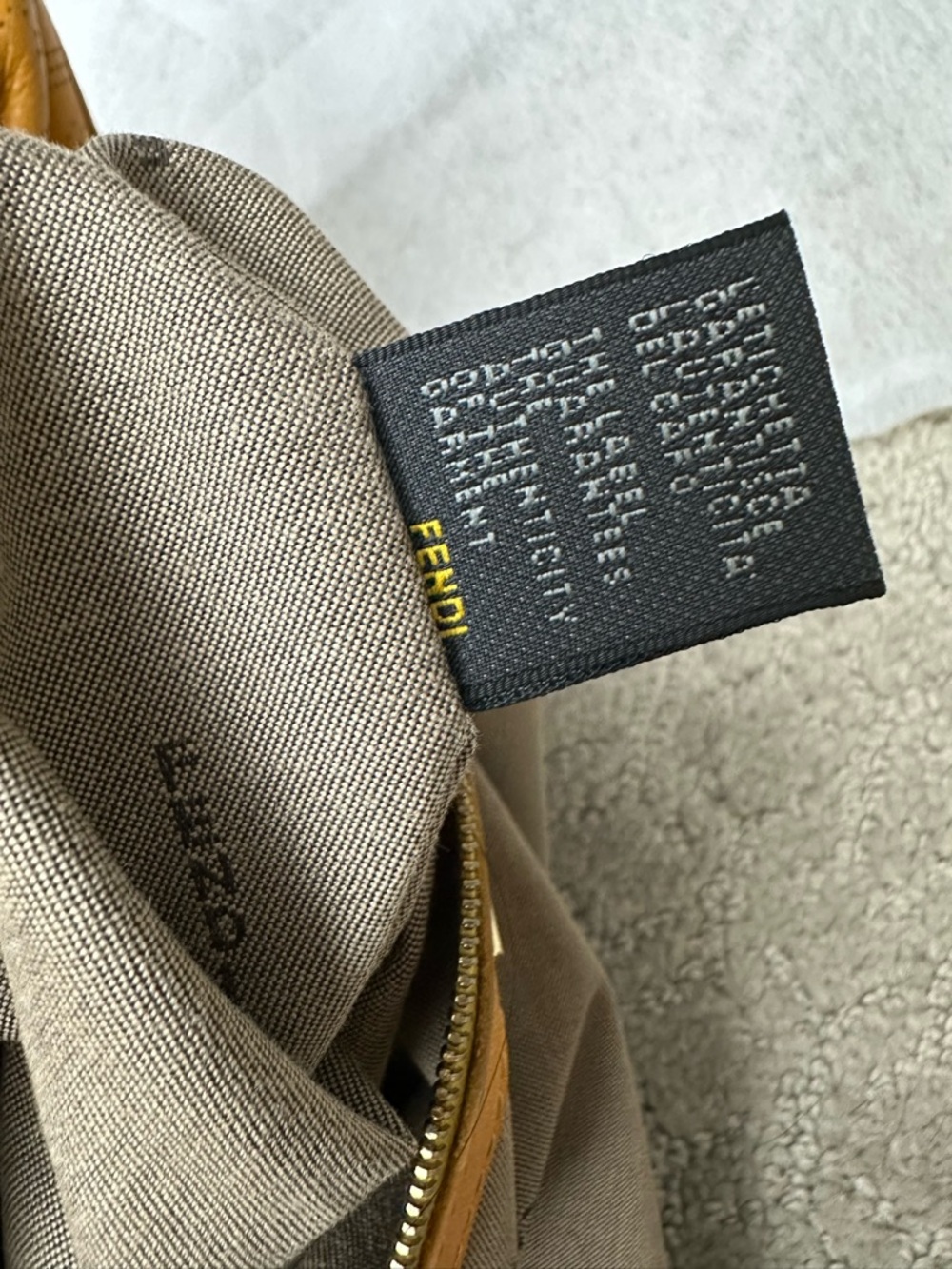 Authentic FENDI leather with cert of authenticity - Picture 5 of 8